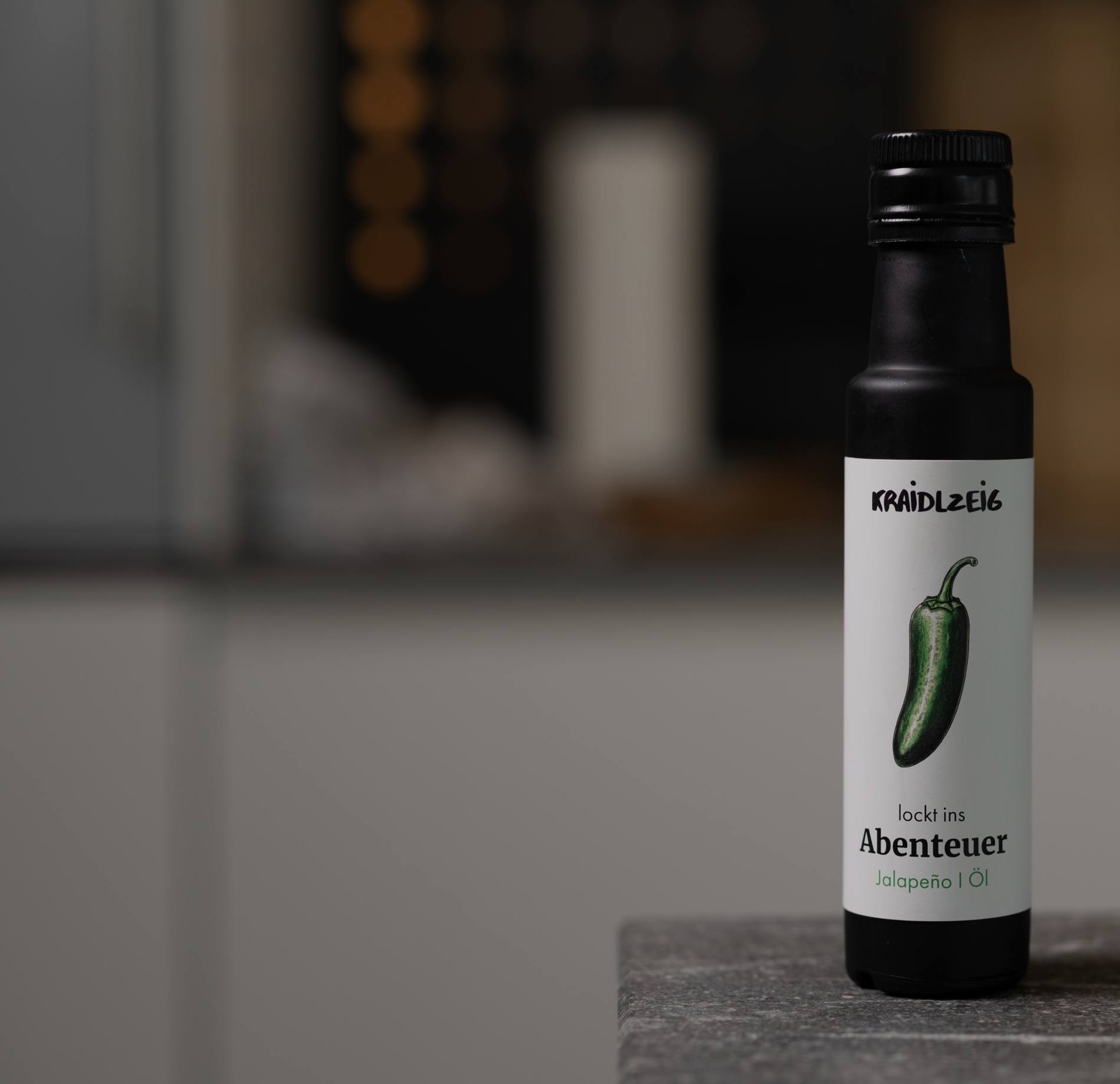 Kraidlzeig Jalapeño-Öl in einer dunklen Küche